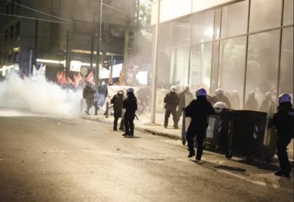 Δυστύχημα στα Τέμπη: Επεισόδια σε διαμαρτυρία έξω από τα γραφεία της Hellenic Train (Βίντεο)