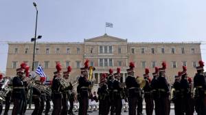 Bloomberg: Οι Έλληνες γιορτάζουν την εθνική τους επέτειο ενώ οι πιστωτές αποφασίζουν τη μοίρα της χώρας