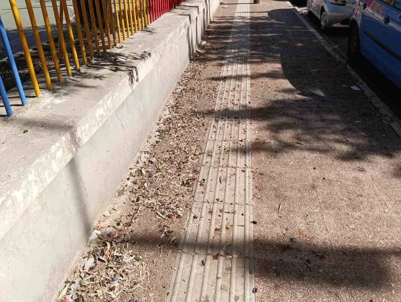 Να καθαριστεί το πεζοδρόμιο