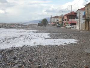 Πέτρες έβγαλε η θάλασσα στο Ακρογιάλι παρά το έργο (βίντεο)