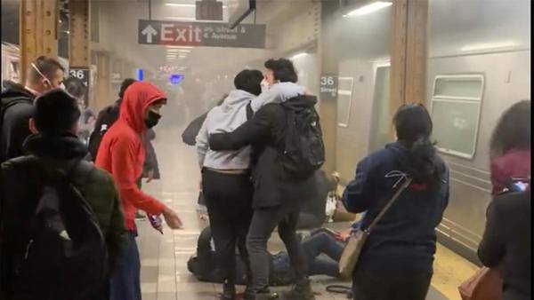 ΗΠΑ: Έναν 62χρονο αναζητούν οι Αρχές για τους πυροβολισμούς στο μετρό του Μπρούκλιν (βίντεο)