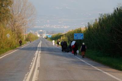 Πέρασαν τον Πάμισο με τα πόδια