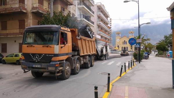 Εκλεισαν απροειδοποίητα τη Ναυαρίνου για ασφαλτόστρωση (βίντεο)