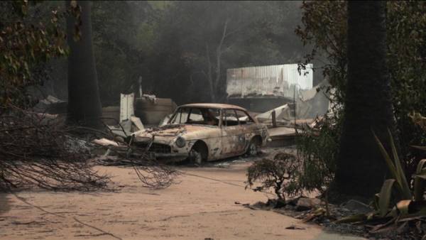 Τουλάχιστον δύο νεκροί από τις δασικές πυρκαγιές που μαίνονται στην Καλιφόρνια