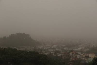 "Πέπλο" αφρικανικής σκόνης σκέπασε την Καλαμάτα (βίντεο-φωτογραφίες)