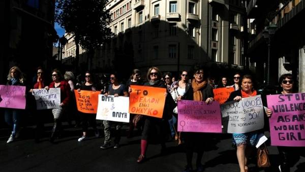 8η Μάρτη: «Δεν είναι γιορτή, είναι απεργία» διαδήλωσαν σήμερα εκατοντάδες γυναίκες