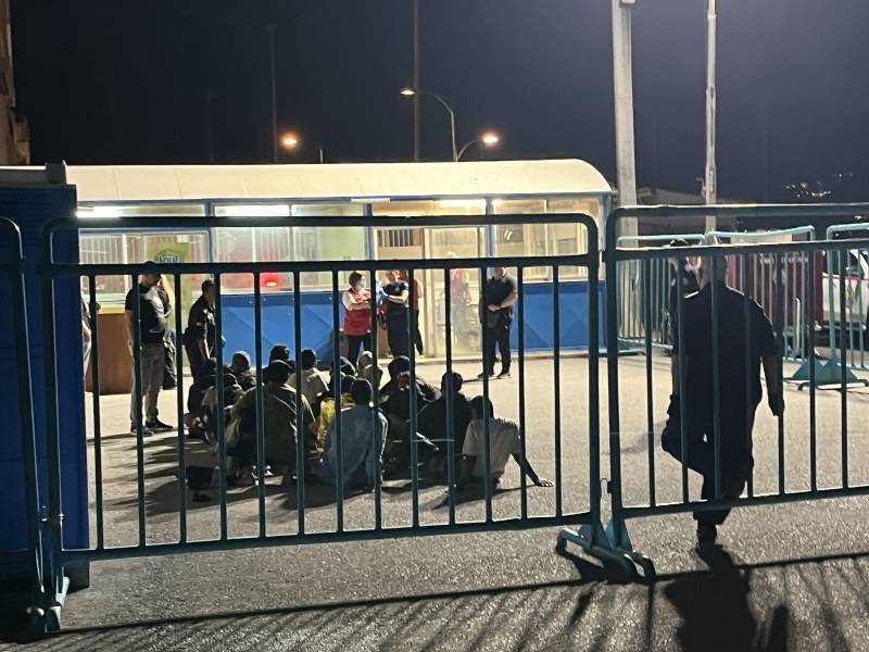Καλαμάτα: 23 μετανάστες από το Μπανγκλαντές στο λιμάνι (βίντεο)
