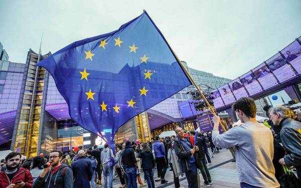 Guardian: Πέντε πράγματα που μάθαμε από τα αποτελέσματα των εκλογών σε ολόκληρη την Ευρώπη