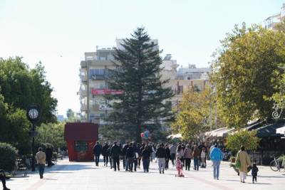 Ανανεωμένος ο εορταστικός διάκοσμος στην Καλαμάτα - Φυσικό χριστουγεννιάτικο δέντρο και φέτος στην πλατεία