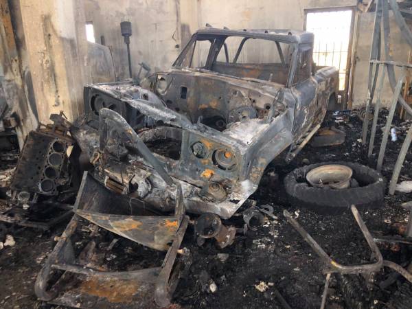 Καλαμάτα: Ολοσχερής καταστροφή από πυρκαγιά σε συνεργείο - Κάηκαν 5 αυτοκίνητα! (φωτογραφίες)