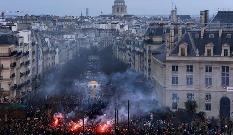 Yποχώρηση της δημοτικότητας του Μακρόν - oι Γάλλοι συνεχίζουν τις οργισμένες διαδηλώσεις