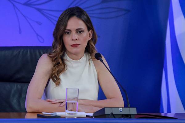Έφη Αχτσιόγλου: &quot;Σαν τον κλέφτη η κυβέρνηση καταργεί άλλο ένα δικαίωμα των εργαζομένων