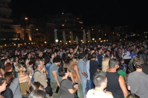 Πλήθος κόσμου στην αντιφασιστική συναυλία στο λιμάνι της Καλαμάτας