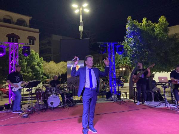 Μεσσηνία: Συναυλία Κοντολάζου με κέφι και... παρατράγουδα στην Κυπαρισσία