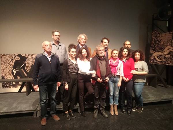 “Θεατρική Διαδρομή”: Η Μακρόνησος επίκεντρο της παράστασης «Στο Σύρμα»