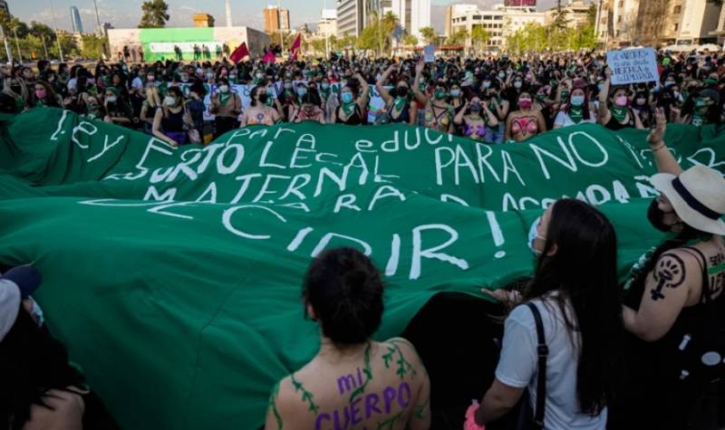 Λατινική Αμερική: Χιλιάδες γυναίκες διαδήλωσαν για το δικαίωμά τους στην άμβλωση