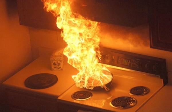 Πώς να σβήσετε πυρκαγιά σε μαγειρικά σκεύη (βίντεο)