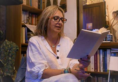 Η Κλεονίκη Δρούγκα μιλά για την ποιητική συλλογή «Με δανεικό μολύβι»