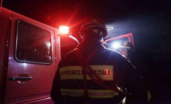 Πήρε φωτιά αυτοκίνητο εν κινήσει στην Αθηνών – Λαμίας. Οι επιβάτες απομακρύνθηκαν έγκαιρα