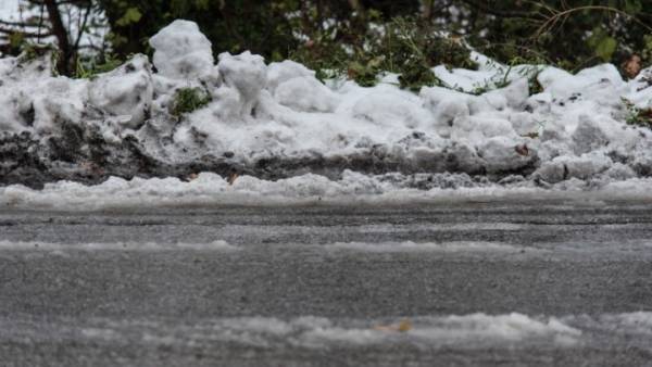 Πυκνή χιονόπτωση στην Θήβα - Που χρειάζονται αλυσίδες