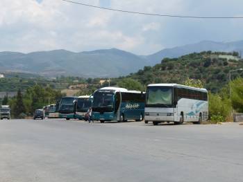 Λεωφορεία, φορτηγά και μηχανήματα στο δρόμο...