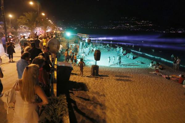 Γέμισε η παραλία νυχτερινούς κολυμβητές (φωτογραφίες)