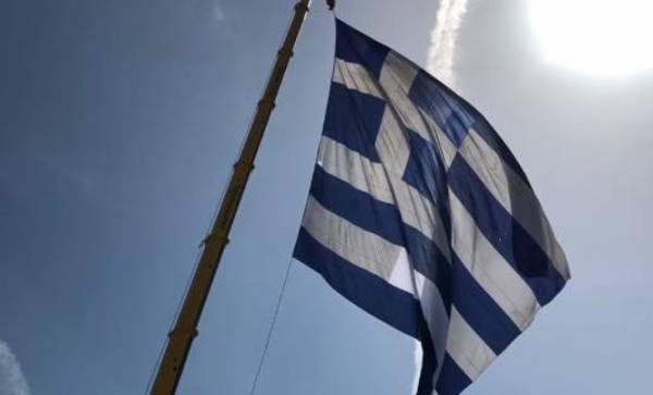 Τη μεγαλύτερη ελληνική σημαία ύψωσαν στην Αλεξανδρούπολη (vids)