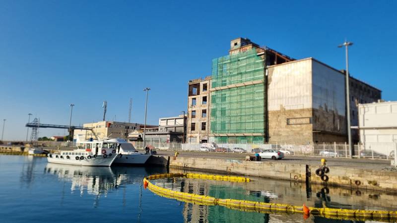 Απομακρύνθηκε κατασχεμένο σκάφος από το λιμάνι Καλαμάτας