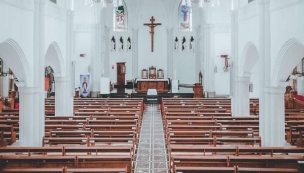 Σκάνδαλο στην Καθολική Εκκλησία συγκλονίζει τη Γαλλία: 216.000 παιδιά θύματα σεξουαλικής κακοποίησης από ιερείς
