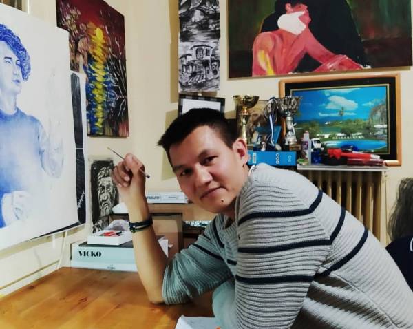 Τριαντάχρονος Αφγανός που ζει στην Ελλάδα ζωγραφίζει τα προσωπικά του βιώματα και μιλάει για τον ανακουφιστικό ρόλο της τέχνης στη ζωή του
