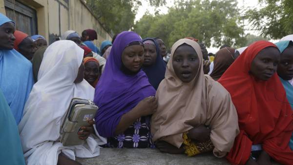 Νιγηρία: Eλεύθερες εκατοντάδες μαθήτριες που είχαν απαχθεί στη Ζαμφάρα