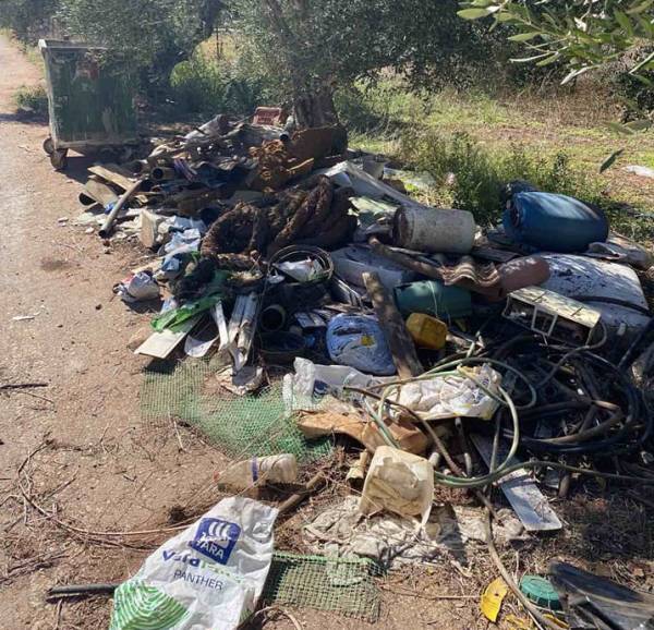 Λεβεντάκης για σκουπίδια στο δρόμο Αγρίλη - Φιλιατρών