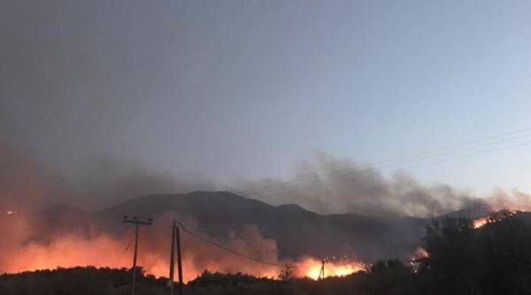 Εκκενώνεται λόγω της φωτιάς η κοινότητα Άρλα στη δυτική Αχαΐα