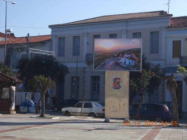 Υπηρεσία Νεωτέρων Μνημείων: Απομάκρυνση οθόνης από πλατεία Φιλιατρών