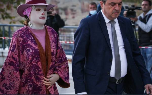 Δίκη για την υπόθεση με το βιτριόλι: Λίγο πριν την ανακοίνωση της ετυμηγορίας βρίσκονται η κατηγορουμένη και η παθούσα