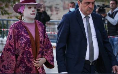 Δίκη για την υπόθεση με το βιτριόλι: Λίγο πριν την ανακοίνωση της ετυμηγορίας βρίσκονται η κατηγορουμένη και η παθούσα