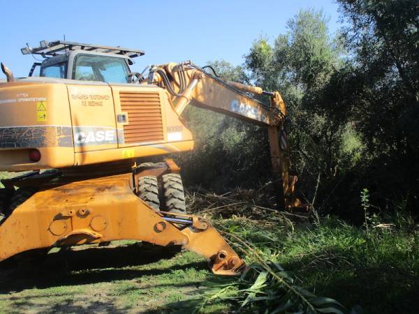 Μηχανήματα της Περιφέρειας Πελοποννήσου καθαρίζουν ρέμα στον Κορδία (βίντεο)