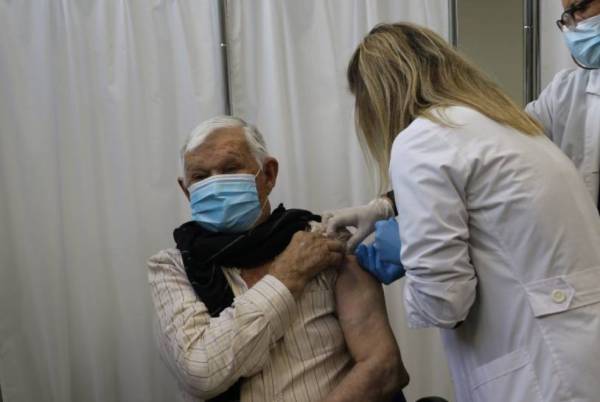 Ξεκίνησε ο εμβολιασμός ηλικιωμένων και στο Κέντρο Υγείας Καλαμάτας (βίντεο)