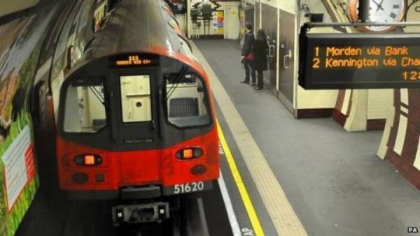 Βρετανία: Μητέρα έπεσε με το παιδί της στις ράγες του μετρό και σώθηκαν