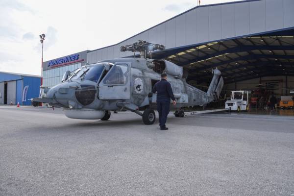 Παραδόθηκε το πρώτο αναβαθμισμένο ελικόπτερο Aegean Hawk S-70 του Πολεμικού Ναυτικού