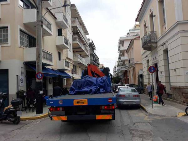 Κυκλοφοριακή συμφόρηση από φορτηγό, που &quot;φράκαρε&quot; στο κέντρο της Καλαμάτας