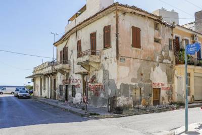 Έτοιμο να καταρρεύσει κτήριο στην Παραλία Καλαμάτας