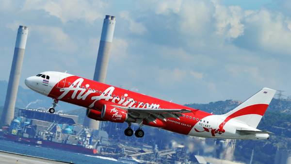 Κανένα ίχνος από το αεροσκάφος της AirAsia, διακόπηκαν οι έρευνες για τη νύχτα