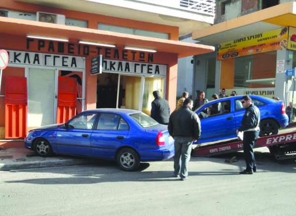 Μετά από σύγκρουση στην Αθηνών: Αυτοκίνητα εναντίον …γραφείου τελετών