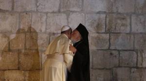 Ασπασμό ειρήνης αντήλλαξαν Οικουμενικός Πατριάρχης και Πάπας Φραγκίσκος