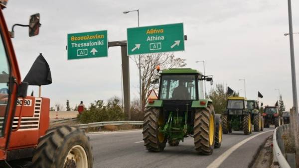 Παραμένουν στο μπλόκο της Νίκαιας οι αγρότες, κλειστή η Αθηνών-Θεσσαλονίκης