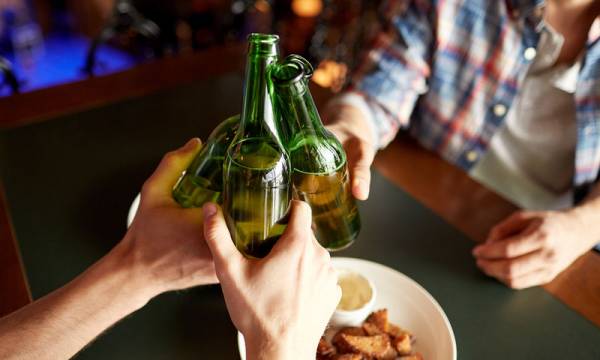 Ένα ποτήρι μπίρα αρκεί για να γίνετε πιο κοινωνικός