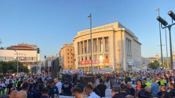 Θεσσαλονίκη: Πανελλαδική διαμαρτυρία ενστόλων με αφορμή τα εγκαίνια της 86ης ΔΕΘ