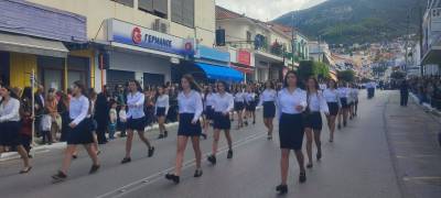 Με παρέλαση, τιμές και παραδοσιακούς χορούς γιορτάστηκε η 28η Οκτωβρίου στην Κυπαρισσία (φωτο)
