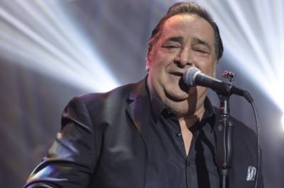 Βασίλης Καρράς: “Κόψε ένα χαρτί” – Η κίνηση ανθρωπιάς του μεγάλου καλλιτέχνη